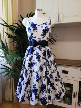 Sommerkleid mit schmalen Trägern