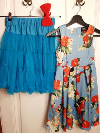 Kinderkleid in blauem Satin