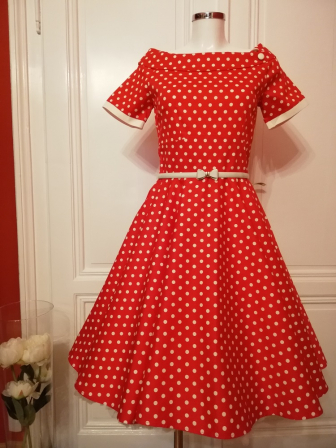 Rotes Swingkleid mit 50s Kragen