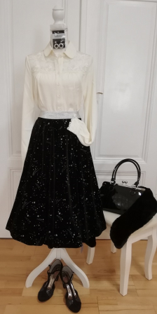 Spitzenbluse und Glitzersamtrock